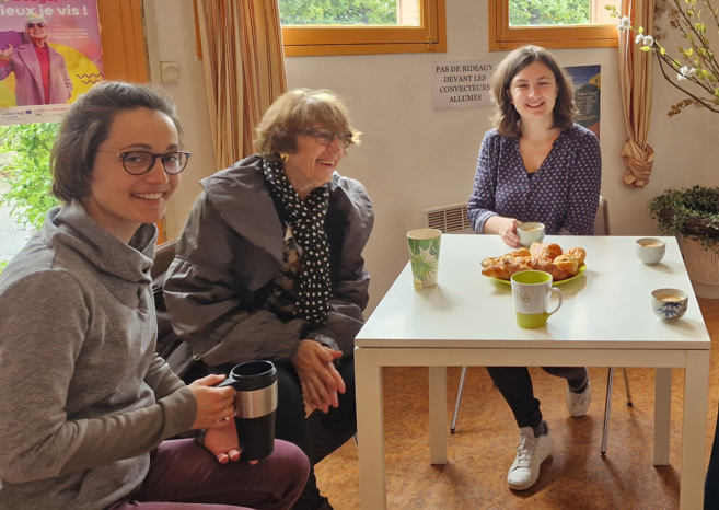 Tiffany, Marie-Paule et Caroline à la pause-café petit-déjeuner. Un moment convivial habituel au Studio de Fréquence Mistral