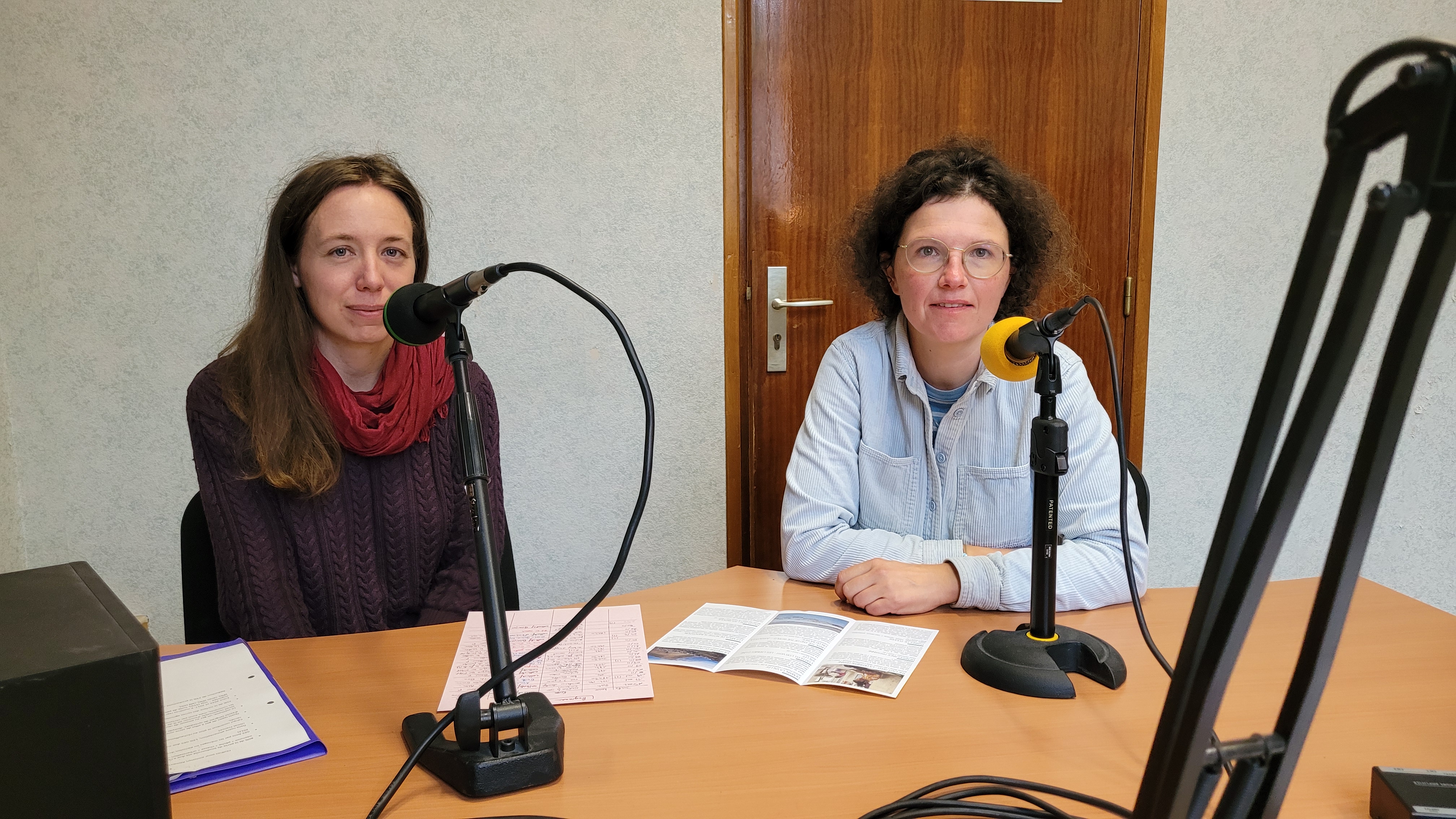 A gauche, Mélanie Olivier, chargée d'éducation à E'Changeons le monde. A droite, Camille Danel, chargée de communication à la Biocoop Le Grenier