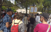 Vaccinés, et non vaccinés, Tous solidaires devant l'hopital de Digne-les-Bains