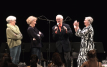 Dino Negro reçoit la médaille de la ville de Digne les Bains lors de la 43ème Rencontre accordéon et culture.